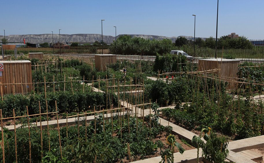 The location of the Casetas (Huts) is proximate to a health centre for Alzheimer patients and a nursery. The intervention space was treated as a common point to initiate a series of mechanisms that could activate and exercise the memory; comparatively between the children who are beginning to store memories and the elderly who have begun to lose them. Courtesy of Esto no es un Solar - Patrizia di Monte & Ignacio Gravalos Lacambra architects, ©2010