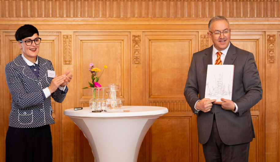 The Mayor of Rotterdam receiving Letters to the Mayor from Saskia van Sten.