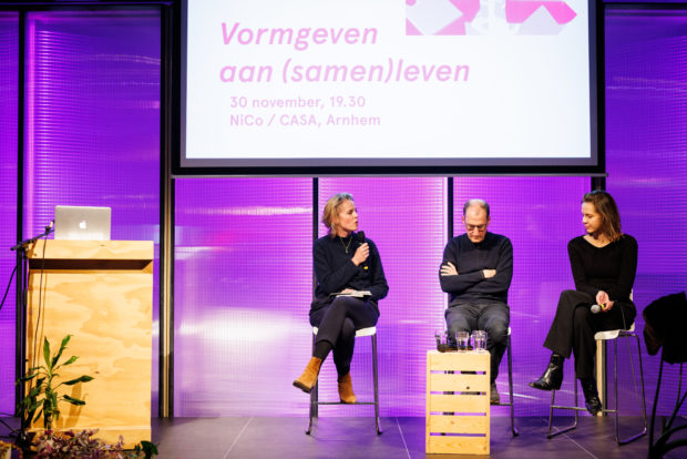 Woondebat: Vormgeven aan (samen)leven. Sprekers van links naar rechts: Maaike Schravesande, Pieter Hoexum, Lisa van der Slot. CASA/NiCo, Arnhem.