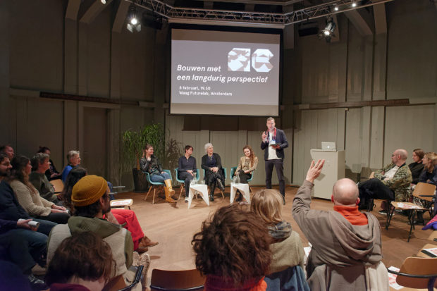 Woondebat: Bouwen aan een langdurig perspectief, moderator Chris Luth. Waag Futurelab, Amsterdam. Photo: Ron Bergman.